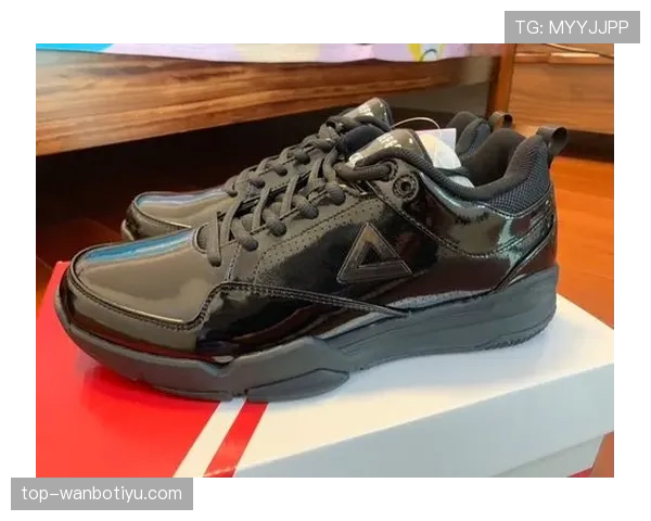 足球比赛中球鞋规定的关键要求与裁判执行标准解析 足球比赛中球鞋规定的关键要求与裁判执行标准解析